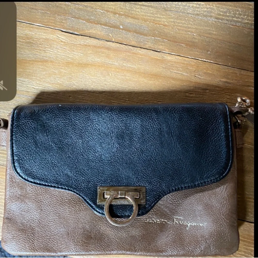 🤯BYE 🤯RARE AUTHENTIC  Salvatore Ferragamo Vintage Gancini Crossbody Bag